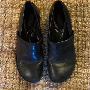 BORN SIZE 10 WOMENS CLOGS BLACK